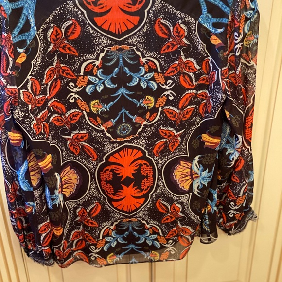Alice and Olivia silk V neck blouse size small - Picture 3 of 3